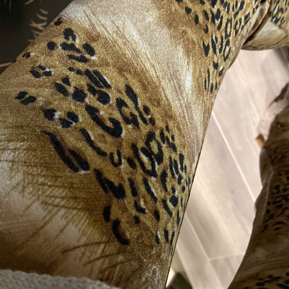 🌺SOLD🌺 Vintage Spell Leggings - Picture 6 of 11